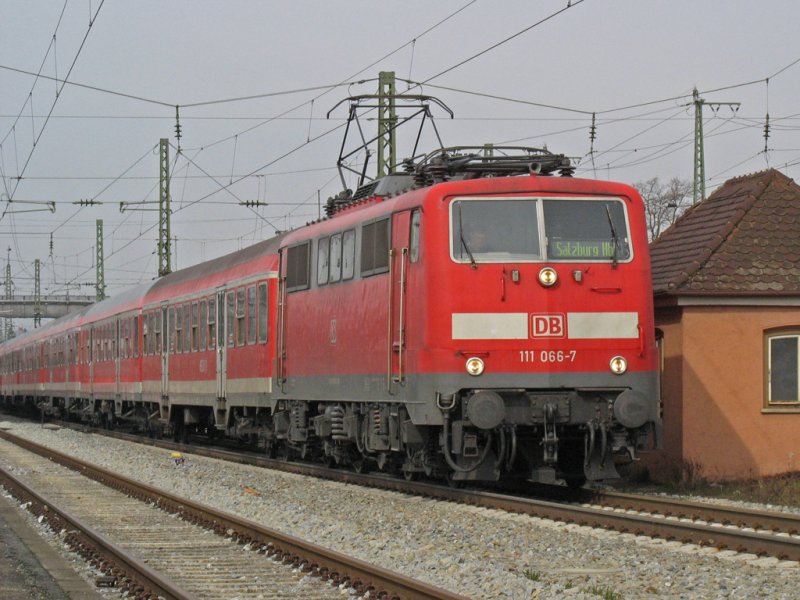 Lok 111 066 f�hrt am 14. M�rz 2009 mit einer Regionalbahn M�nchen - Salzburg aus Rosenheim aus. Die Fahrt endete an diesem Tag in Prien wegen eines Polizei-Einsatzes (Leichenfund). Der Zug besteht aus 8 modernisierten Silberlingen. 