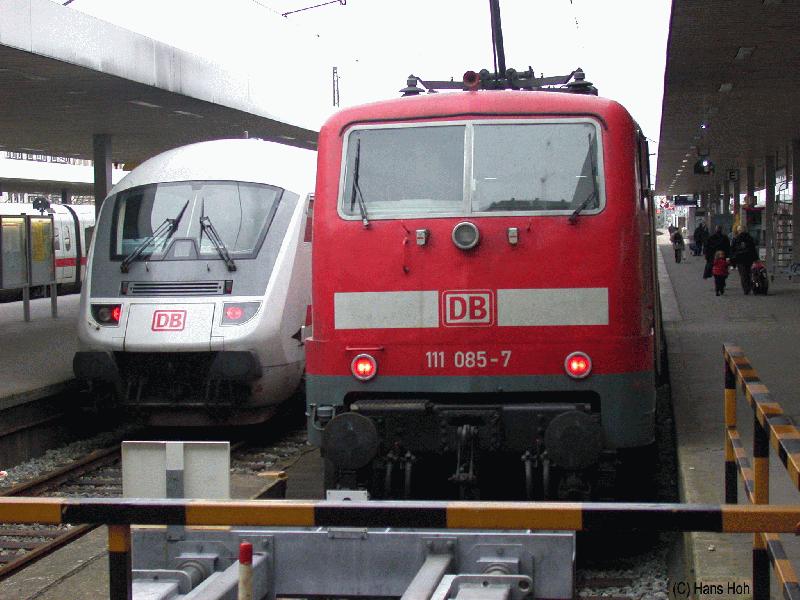 Lok 111 085-7 neben Steuerwagen Bpmbdzf 297.1 im Bf Hamburg-Altona, 13. Mrz 2002.