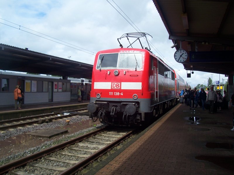 Lok 111-138-4 fhr mit wenigen minuten mit ihrem RE 14537 nach Oldenburg aus.Aufnahme am 08.08.08