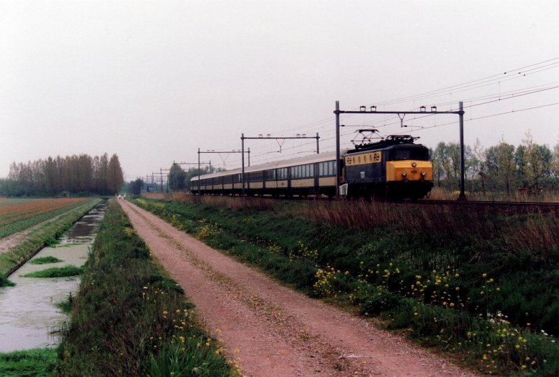 Lok 1111 mit CFL Wagen als  Tulpen Express  von Luxemburg nach Lisse (Keukenhof) fotgrafiert bei Leiden am 30-04-1995. Leider war das Wetter sehr Grau am diese Tag. Scan von Bild.