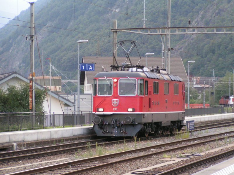 Lok 11136 durchfhrt den Bahnhof von Brig. 06.08.07
