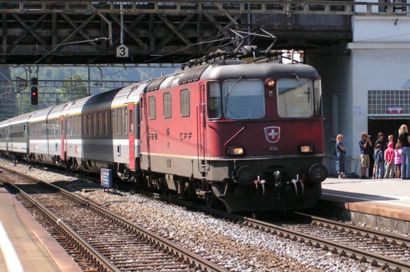 Lok 11155 kommt aus Richtung Luzern in Arth-Goldau an. 04.08.07
