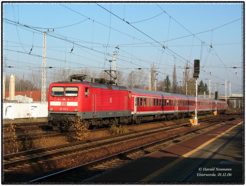 Lok 112 124 bringt am 01.12.06 wie so oft den RE4821 von Berlin Zoologischer Garten nach Chemnitz Hbf. Hier fhrt der Zug gerade in den Bf Elsterwerda ein.