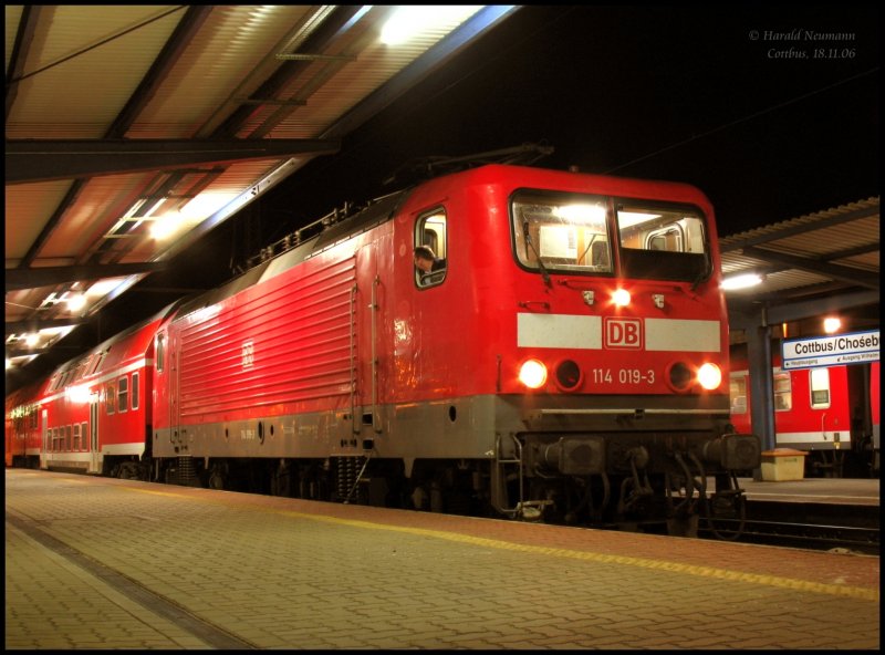 Lok 114 019 wird mit Zug am 18.11.06 in Cottbus fr die Fahrt nach Elsterwerda (RE18) vorbereitet. Die nchsten Tage wird sie auf der RE3 Elsterwerda-Stralsund bzw. Schwedt(Oder)-Senftenberg ihren Dienst tun. In wenigen Tagen (Fahrplanwechsel 10.12.06) wird der sdliche Streckenabschnitt Wnsdorf-Waldstadt - Senftenberg vom Land Brandenburg abbestellt. 