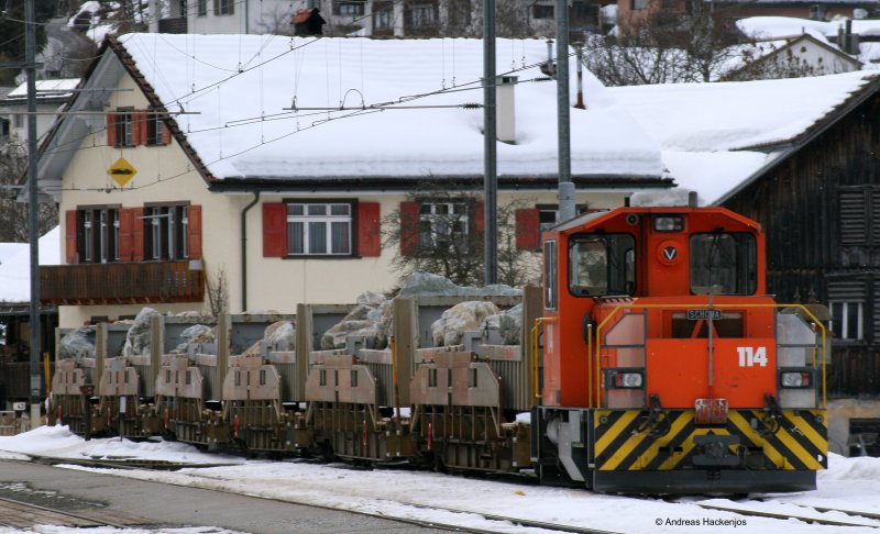 Lok 114 und ihre Steinwagen stehen abgestellt im Bahnhof Ilanz 23.2.09