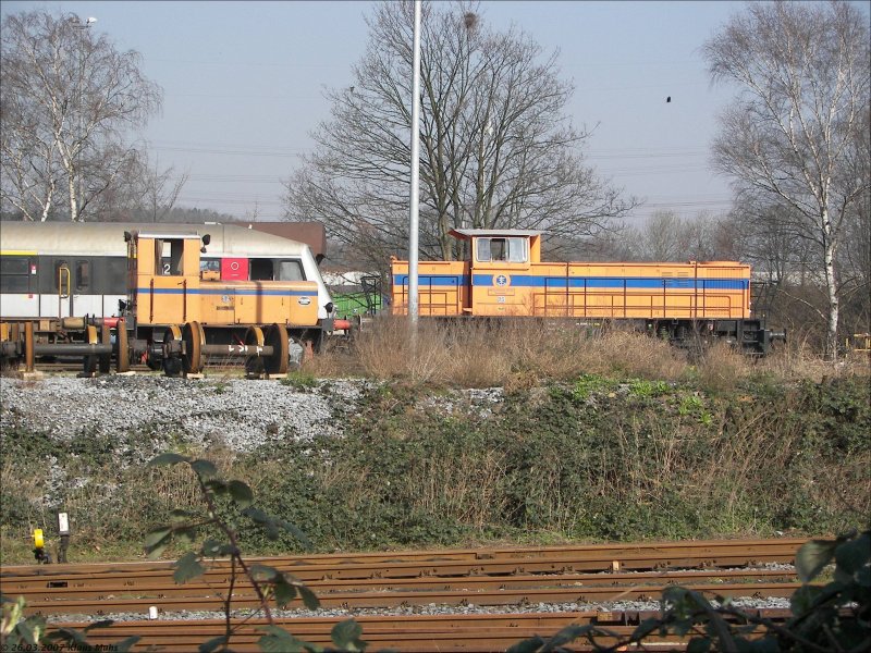Lok 12 (Deutz KS55B/1952), ein Abellio-Steuerwagen und Lok 25 (MaK G1202BB/1079) auf dem Betriebsgelnde der Wanne-Herner Eisenbahn. 26.03.2007