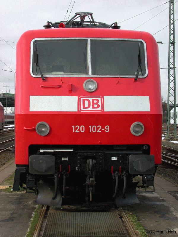 Lok 120 102-9, DB Reise&Touristik, Regionalbereich Sd Mnchen, steht bereitgestellt am 25.02.02 in Hamburg-Langenfelde.