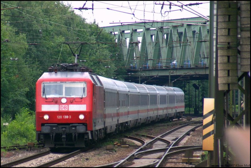 Lok 120 138-3 mit einem IC in Recklinghausen-Sd.   27.06.2007