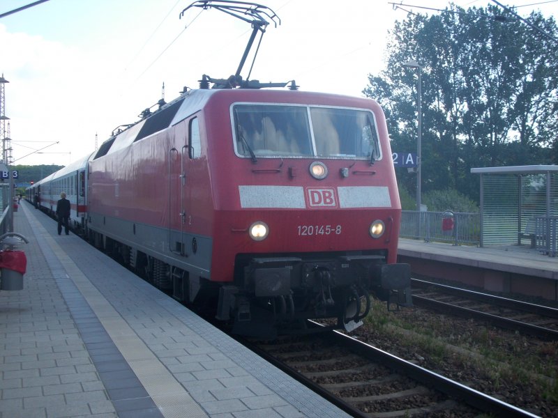 Lok 120 145 steht am 21.05.2008 mit dem IC 2356 Binz-D�sseldorf in Bergen/R�gen.Leider hat der Lokf�hrer den vorderen Stromabnehmer angelegt.