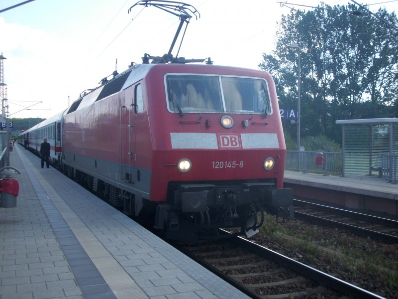 Lok 120 145 steht am 21.05.2008 mit dem IC 2356 Binz-Dsseldorf in Bergen/Rgen.Leider hat der Lokfhrer den vorderen Stromabnehmer angelegt.