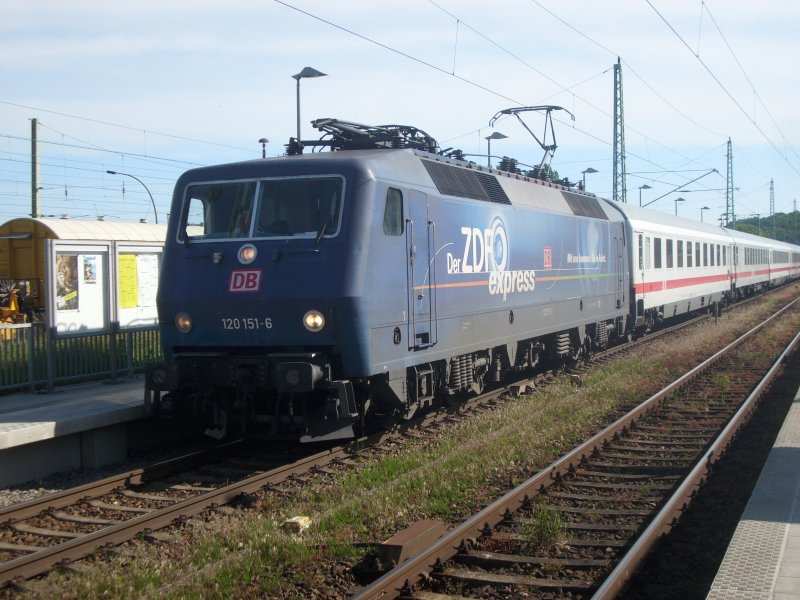 Lok 120 151 mit dem IC 2356 Binz-D�sseldorf am 27.05.2008 in Bergen/R�gen.