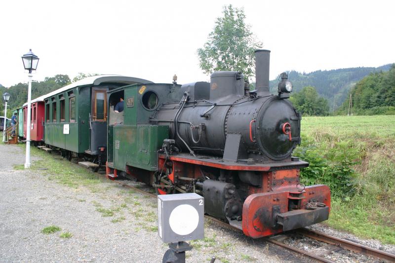 Lok 13 der Gurktaler Schmalspurbahn in der Station Pckstein-Zwischenwssern. (27.8.2005)

