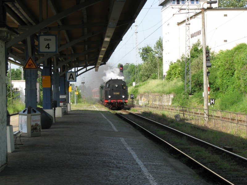 Lok 131.060 fhrt mit Sonderzug (DPE 88547) des Vereins Lbecker Verkehrsfreunde -VLV- im Bahnhof Bad Kleinen am Bahnsteig 4 ein. 31.05.2008