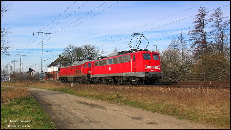 Lok 140 043 saust hier im Schlepp mit 232 543 am Hp Uebigau vorbei, gen Cottbus. 13.03.07