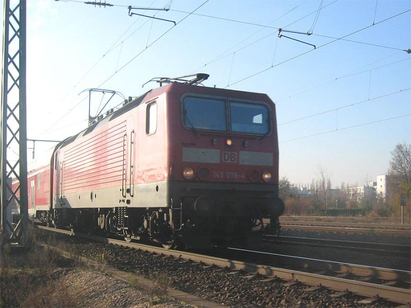 Lok 143 078 bei seitlichem Schlaglicht am 25.11.2004 um 14:03 bei der Ausfahrt aus Ingelheim Richtung Mainz.