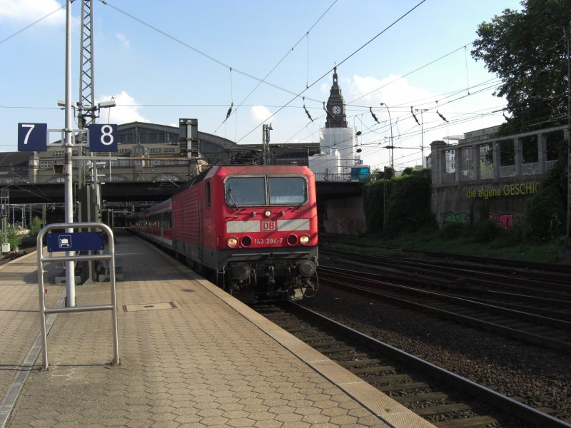 Lok 143 294-7 an einem sonnigen Sommertag bei der
Ausfahrt aus dem Hamburger Hauptbahnhof.