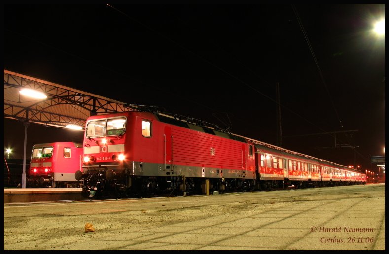 Lok 143 642 abends im Bf Cottbus mit einer RB nach Falkenberg/Elster.