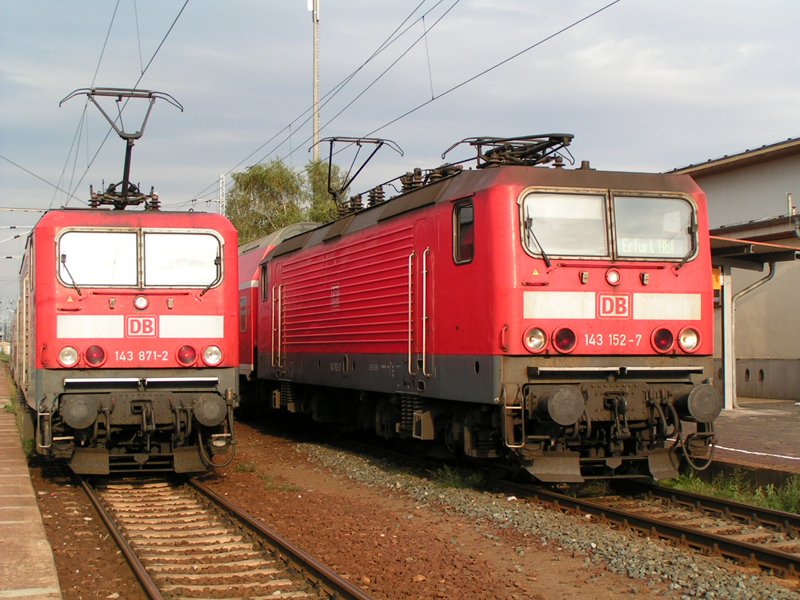 Lok 143 871-2 als RB nach Halle(Saale)Hbf, daneben 143 152-7 als RB nach Erfurt. (Sangerhausen 02.09.2006).