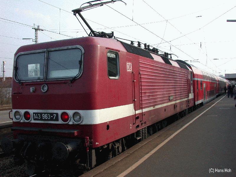 Lok 143 schiebt Regionalexpress nach Tbingen Hbf; hier in Nrtingen am 16.03.02.