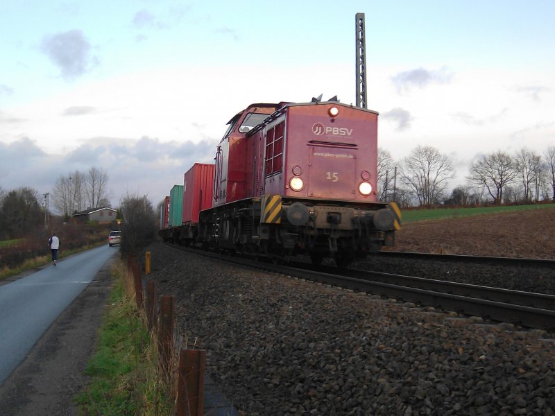 Lok 15 der PBSV zieht einen Containerzug vom Lbecker Hafen in den Hamburger Hafen. Aufgenommen kurz vor der Durchfahrt in Reinfeld (Holst.).
