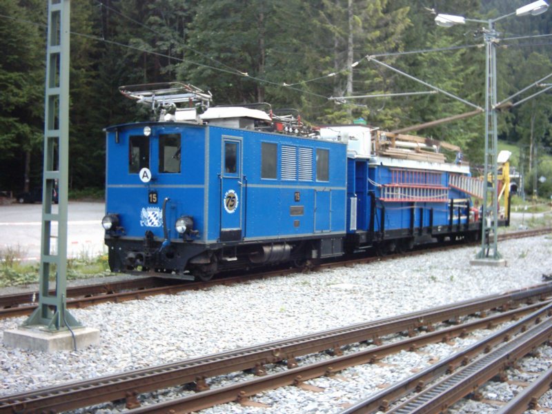 Lok 15 der Zugspitzbahn mit Revisionswagen im Juli 2006 im Bf. Eibsee