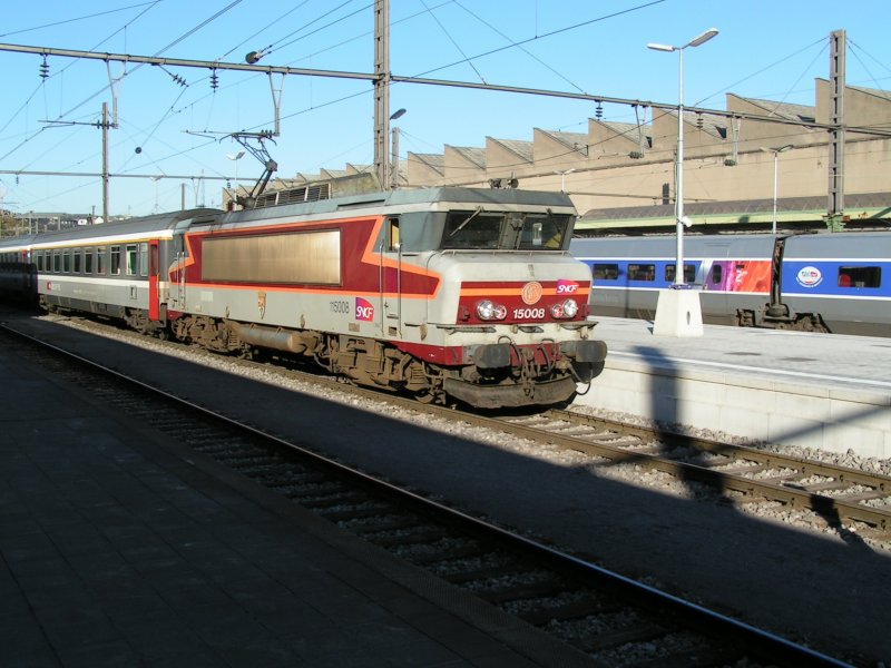 Lok 15008 verlsst mit EC 97  Iris  den Bahnhof von Luxemburg in Richtung Basel. 14.10.07