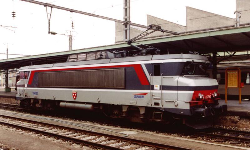 Lok 15032 (Reihe BB15000, 2.Bauserie) in neuer Corail-Plus Lackierung
aber mit alter Loknummer
Luxemburg, August 2002   