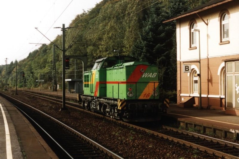 Lok 16 (ex 710 970) der Westflische AlmetalBahn auf Bahnhof Altenbeken am 13-10-2001. Bild und scan: Date Jan de Vries. 