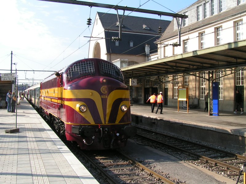 Lok 1604 am Kopf des Sonderzuges, im Pendelverkehr zwischen Dommeldange und Rodange, am  Classic Transport Day , dem 23.09.07 im Bahnhof Luxemburg bei der Abfahrt Richtung Dommeldange. 
