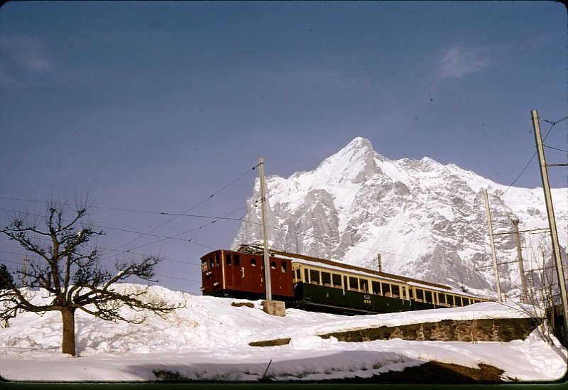 Lok 17 der Schynigen Platte Bahn in Grindelwald (Wengernalpbahn). Dahinter das Wetterhorn. 7.Mrz 1974.
