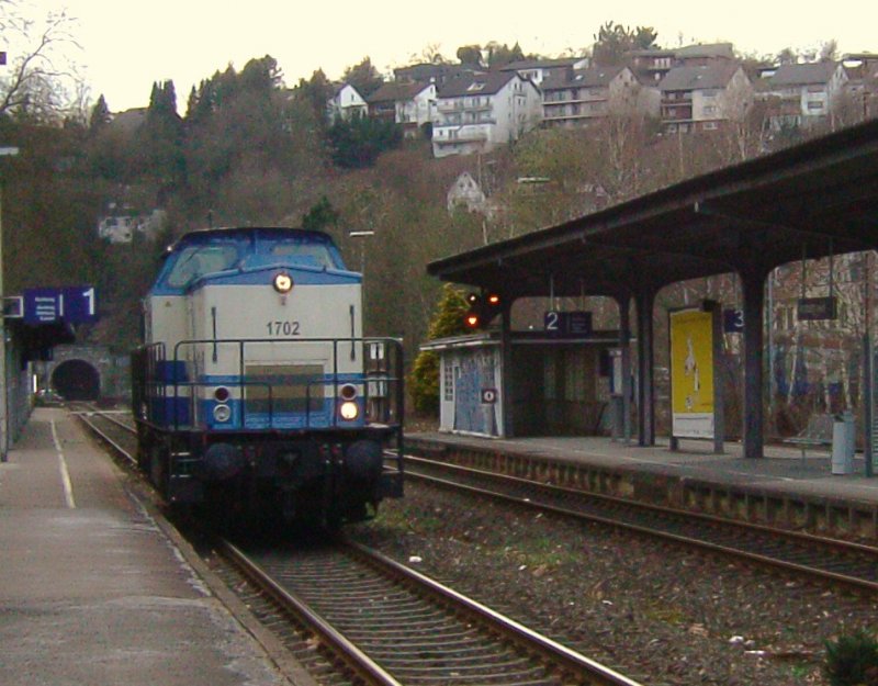 Lok 1702 der D&D durchfhrt am 30.03.09 den Bahnhof Arnsberg in Richtung Bestwig.