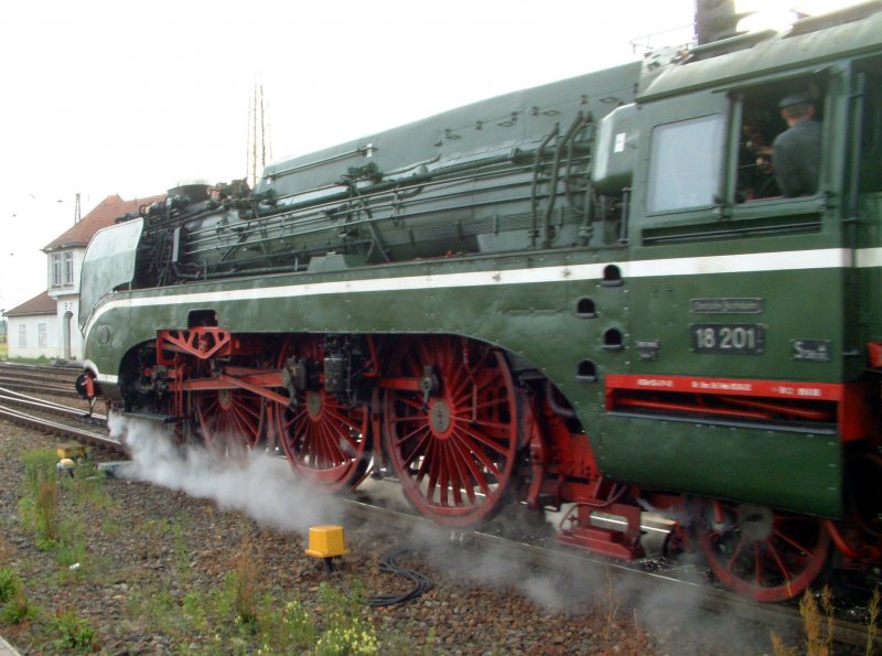 Lok 18 201 mit Sonderzug nach Warnemnde am 12.08.2006 um 08.18Uhr bei der Ausfahrt aus dem Leipziger Hbf 