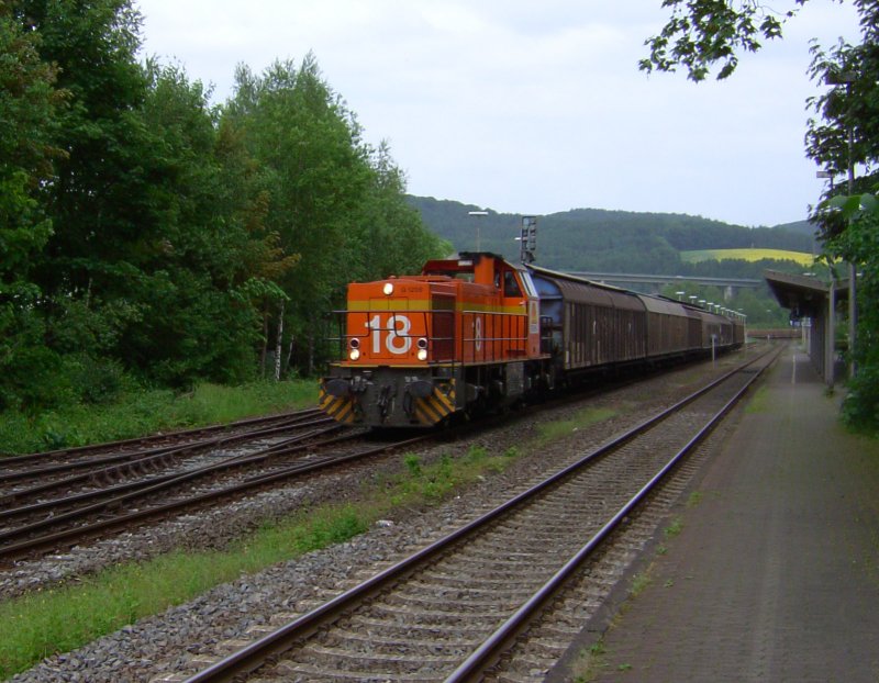 Lok 18 der Seco-Rail (Mak G 1206) mit einem Gueterzug bei der Durchfahrt in Arnsberg am 28.05.08