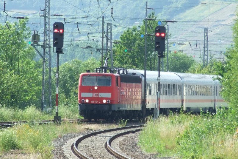 Lok 181 212 ( Luxemburg ) zieht hier kurz vor Igel mit leichter Versptung den IC 339 nach Koblenz Hbf. Nchster Halt ist Trier.
Trier, der 28.6.09
