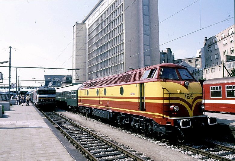 Lok 1815 in Luxemburg Bahnhof. Links ist gerade die SNCF 15004 aus Basel angekommen. 6.Juli 1989.