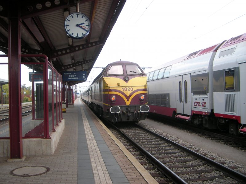 Lok 1820 als Schlusslicht des Pendelzuges zwischen Rodange und Luxemburg bei der Ausfahrt aus dem Bahnhof P�tange. 23.09.07