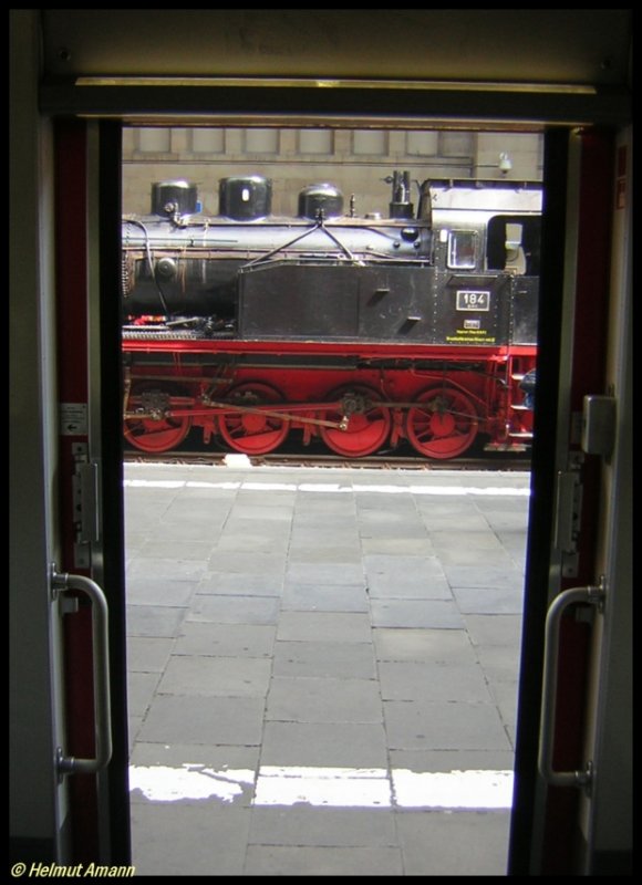 Lok 184 der Bauart ELNA 6 am 27.08.2006 im Wiesbadener Hauptbahnhof bei den Feierlichkeiten zu seinem 100j�hrigen Bestehen, durch die T�r des gegen�ber stehenden 420 259 aufgenommen.