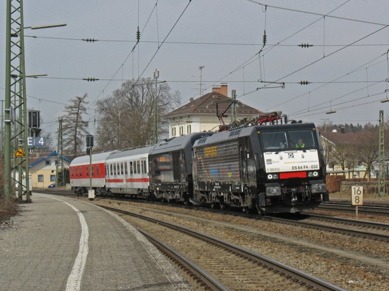 Lok 189 923 uund eine Diesellok des Typs ER20 von MRCE-Dispolok durchfahren am 14. Mrz 2009 den Bahnhof von Bad Endorf (Strecke Mnchen - Salzburg) auf ihrem Weg nach Ljubljana, SLO. Dort werden sie den ersten planmigen Bosporus-Europe-Express nach Istanbul und zurck bespannen.