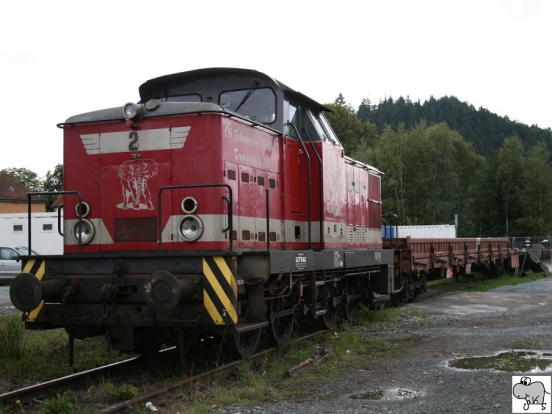 Lok 2 (eine ehemalige V 60 Ost) des Uwe Adam Eisenbahnverkehrsunternehmens stand mit einen Flachwagen am Sonntag den 24. August 2008 an einer provisorischen  Auffahrrampe fr Straenfahrzeuge im Bahnhofsbereich von Pressig-Rothenkirchen.