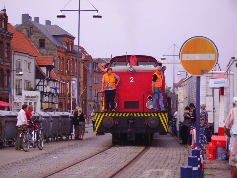 Lok 2 schlngelt sich unter kritischen Blicken durch den Flensburger Hafen, als sie mit dem Museumszug ankommt. 14.07.07