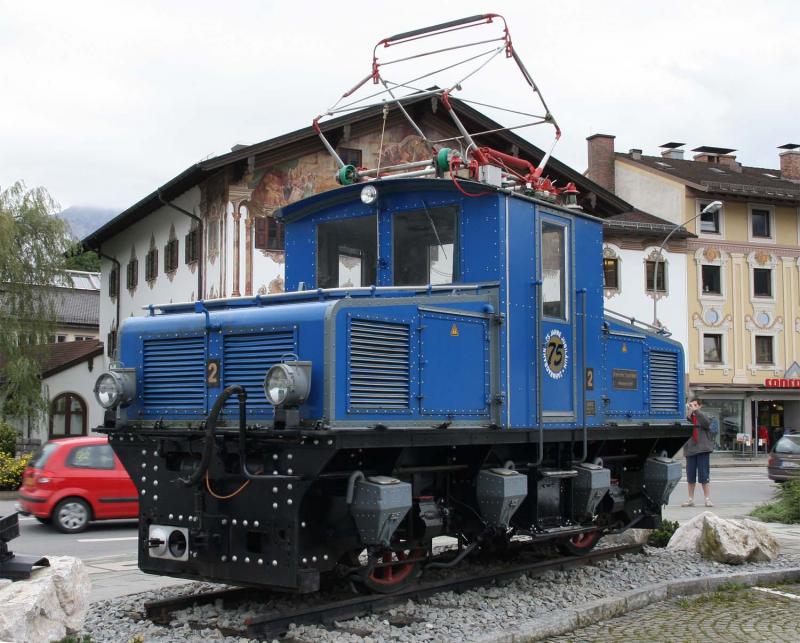 Lok 2 der Zugspitzbahn als Denkmal aufgestelt in Garmisch-Partenkirchen am 26-8-2005