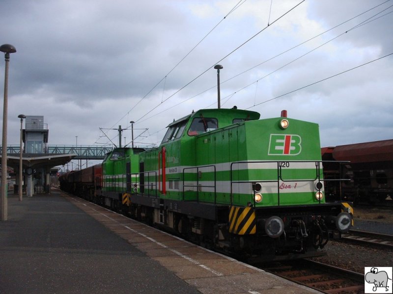 Lok 20 und 22 der Erfurter Bahn brachten am Samstag den 1. Mrz 2008 einen Schotterzug vom Schotterwerk Httengrund in den Bahnhof Sonneberg / Thringen. Hier wurde noch Lok 211.074 der Erfurter Gleisbau GmbH vorgespannt, bevor es nach kurzem Aufenthalt weiter ging in Richtung Lichtenfels / Bayern.