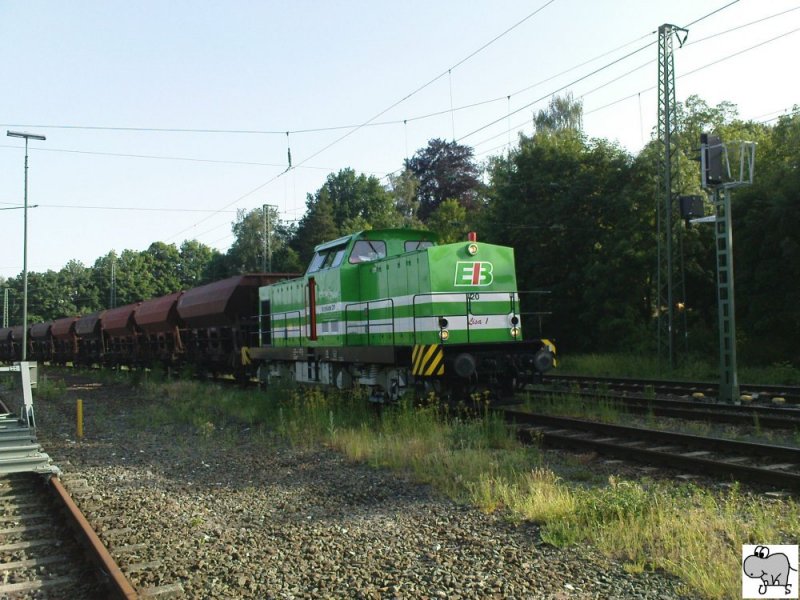 Lok 20 (Lisa 1) der Erfurter Bahn wartet im Coburger Gterbahnhof mit einen leeren Schotterzug vor einen Signal auf Streckenfreigabe. Die Aufnahme entstand kurz vor halb sieben am 30. Mai 2008.