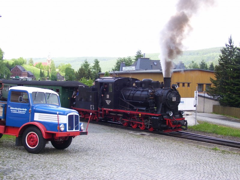 Lok 20 passiert am 01.06.08 einen S4000 im Bahnhof von Hammerunterwisenthal.