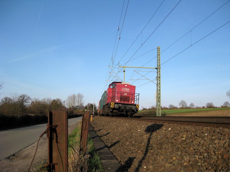Lok 20 der PBSV leistete am 30.03.09 bei Reinfeld (Holst.) vor einem Containerzug von Lbeck-Siems nach Hamburg-Waltershof die ntige Zugkraft.