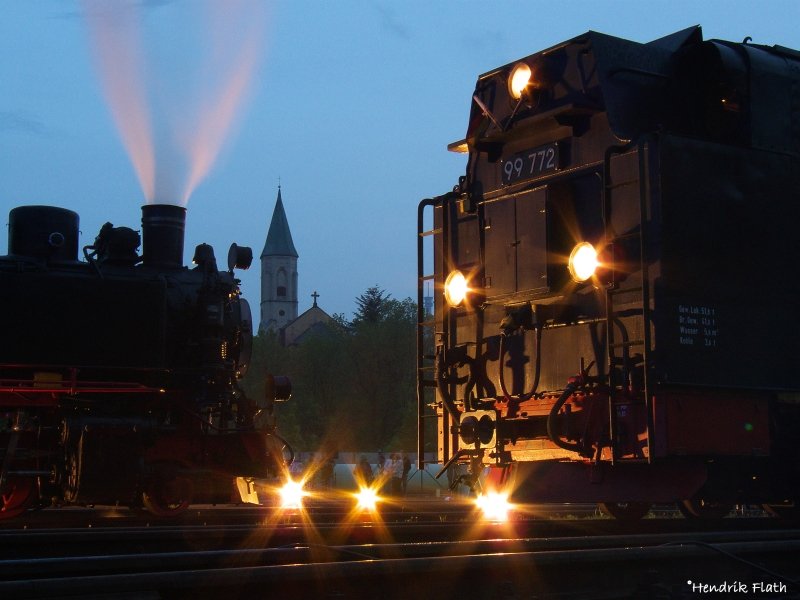 Lok 20 (rechts) und 99 772 ermglichten diesen etwas anderen Blick auf die Oberwiesenthaler Kirche. 