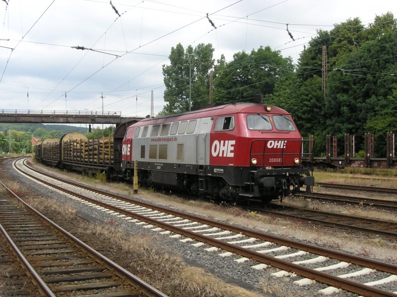 Lok 2000 87 der Osthannoverschen Eisenbahn (9280 1 216 123-0 D-OHE) bringt den ersten von zwei Teilen eines Holzzuges aus Langelsheim (Harz) nach Kreiensen.