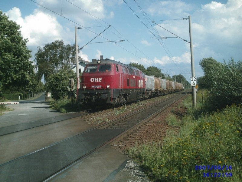 Lok 200087 mit REMONDIS-Mllzug Hhe Peine. Der Zug tglich
zwischen 15.00h und 17.00h hier Richtung Hannover zu sehen.