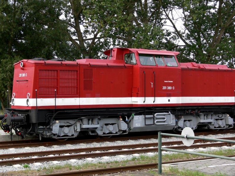 Lok 201 380-3 der BR 201 (noch mit Kennung der Deutschen Reichsbahn) abgestellt im Bahnhof Zinnowitz, aufgenommen am 16.09.2007