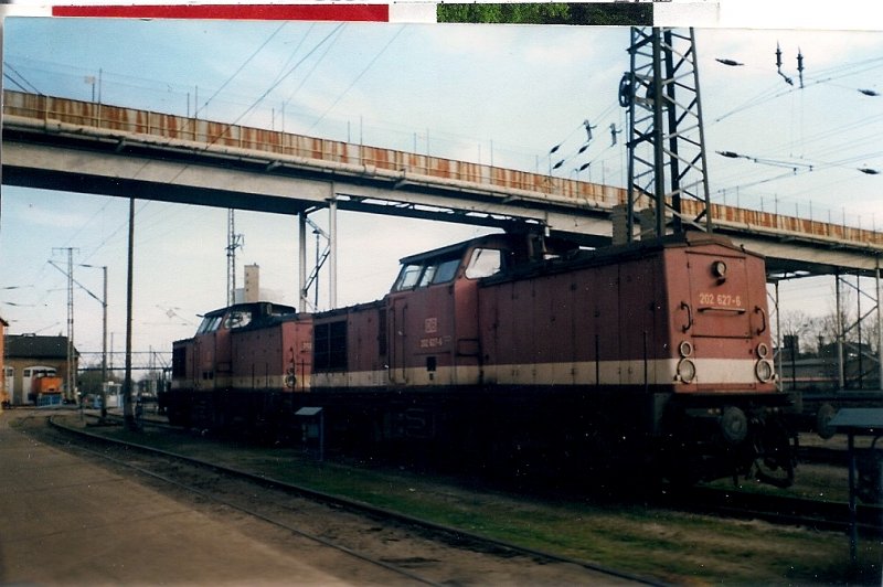 Lok 202 627 (vorne) und 202 737 (hinten) stehen bereits Arbeitslos im April 1997 im Bw Stralsund.